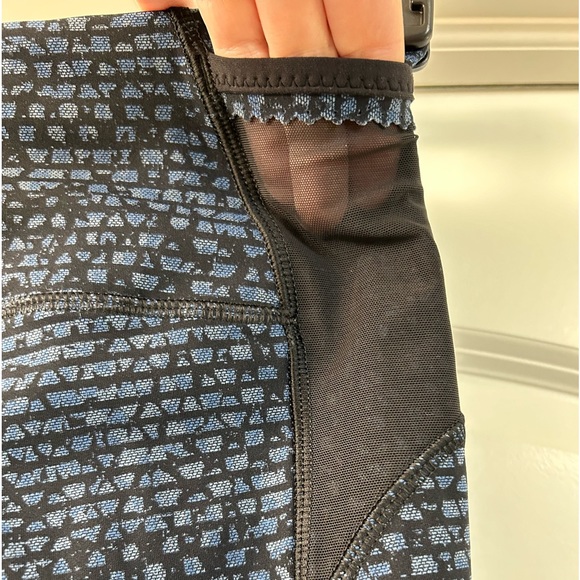 Lululemon Free Runner Crop Legging. Size 4 - Picture 6 of 8